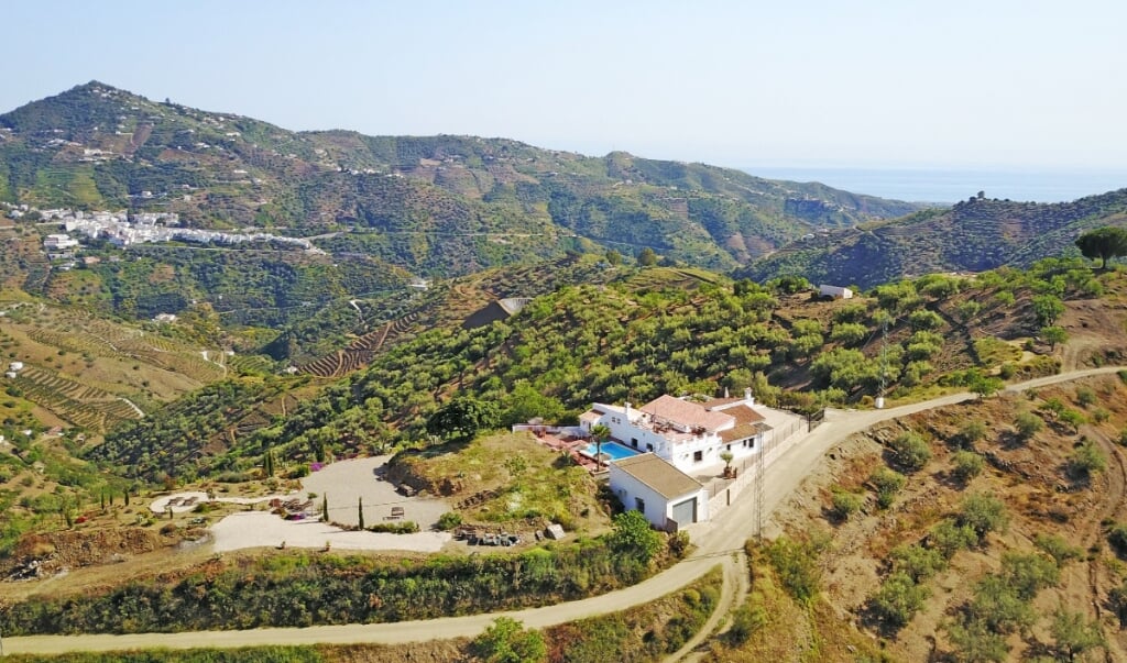 Luchtopname van Casa Agradable. De bed & breakfast heeft 360 graden uitzicht op zee, bergen, boomgaarden en witte Andalusische dorpjes. (Foto: eigen collectie)