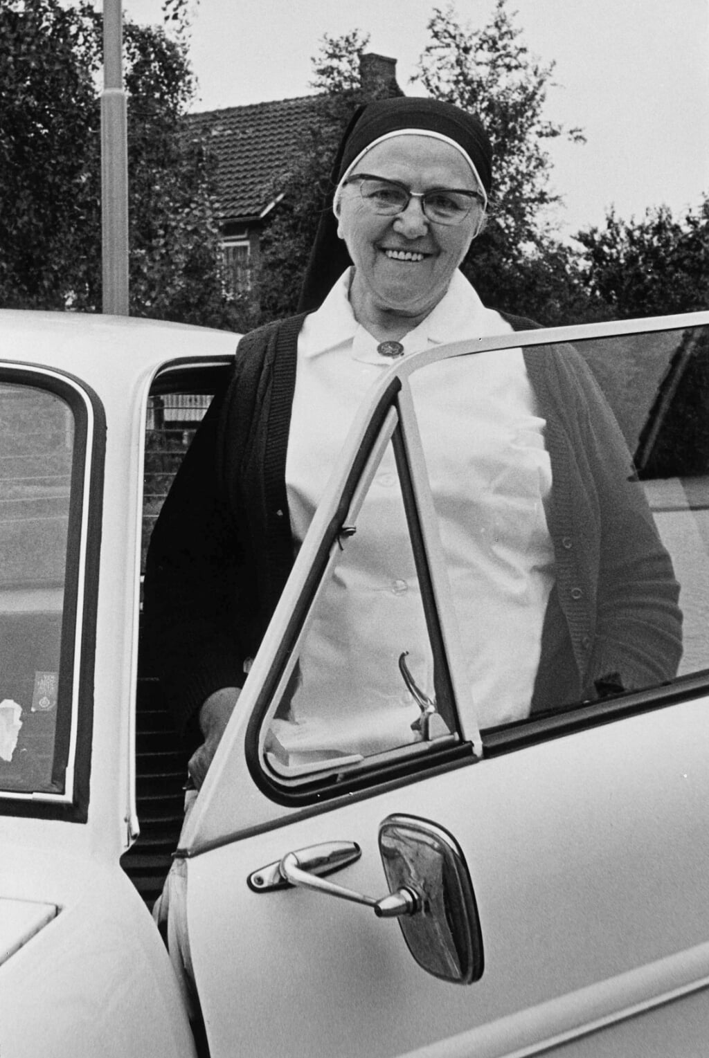 Zuster Remacla werkte een kwarteeuw als wijkverpleegster in Gemonde, ook nog nadat het klooster was verlaten. In 1975 ging zijn met pensioen. Hier poseert zij bij het Dafje dat de bevolking haar schonk bij haar koperen jubileum. (Foto: Piet van Oers, 1975). 