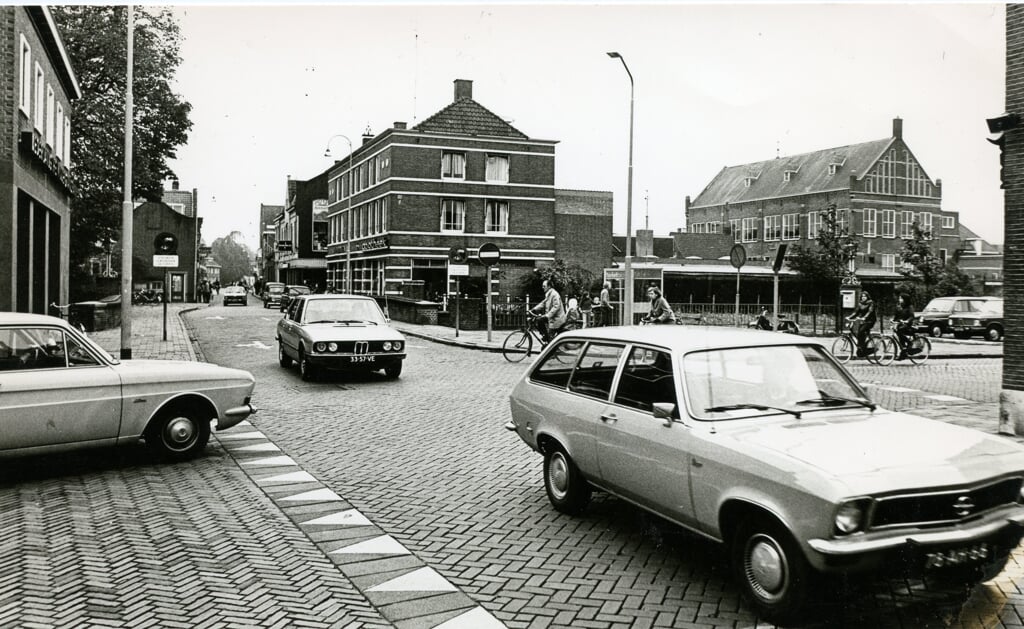 Kruising Rechterstraat, Molenstraat, Stationsstraat, Prins Hendrikstraat medio jaren zeventig. Autoverkeer in het centrum van Boxtel was toen nog heel normaal. Pas na de opening van de Keulsebaan konden de Rechterstraat en Stationsstraat omgebouwd worden tot winkelpromenade. (Foto: Piet van Oers).