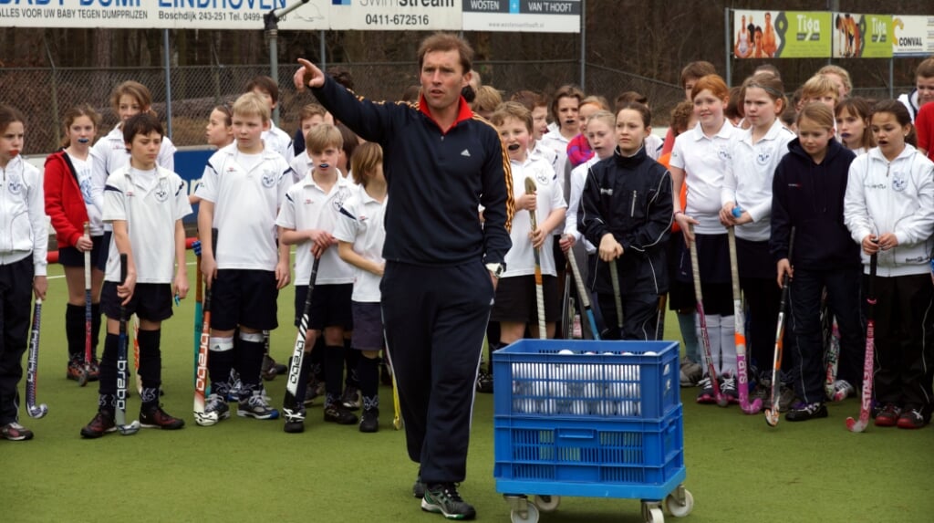 Jeroen Delmee tijdens een hockeyclinic in 2012