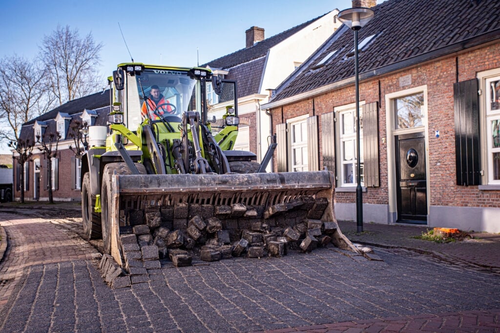 De werkzaamheden voor de herinrichting van de Leunisdijk zijn maandagochtend begonnen. Nog tot zeker eind september is de weg afgesloten voor het doorgaand verkeer. (Foto: Bas van den Biggelaar).