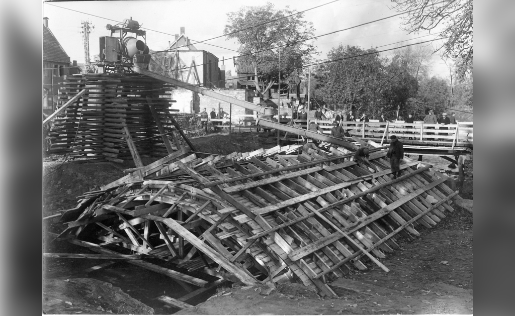 Bouwbedrijf Van Lieshout bouwde de nieuwe Zwaanse Brug. Op de achtergrond de noodbrug die werd aangelegd nadat de Dommeloverspanning door de Duitse bezetters op de laatste oorlogsdag, 24 oktober 1944, was opgeblazen. (Foto: Beeldbank Boxtel). 
