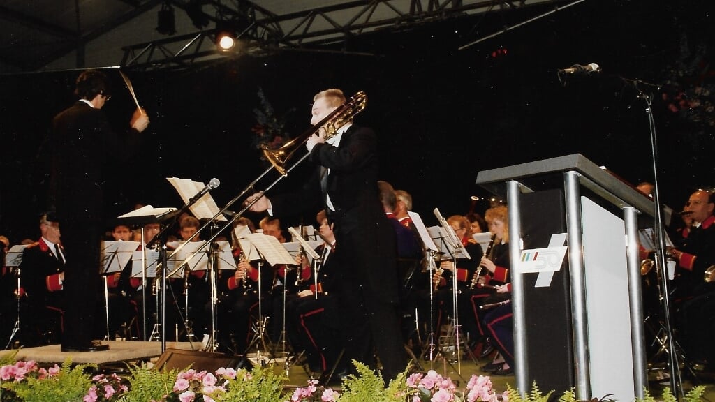 De Tsjech Frantisek Jerabek vertolkt met Boxtel's Harmonie het Tromboneconcert van Rimski-Korsakov. Begin juni 1991 verzorgde het orkest twee galaconcerten voor het 50-jarig bestaan van de Van Geel Groep. (Foto's: Harrie van Breugel). 