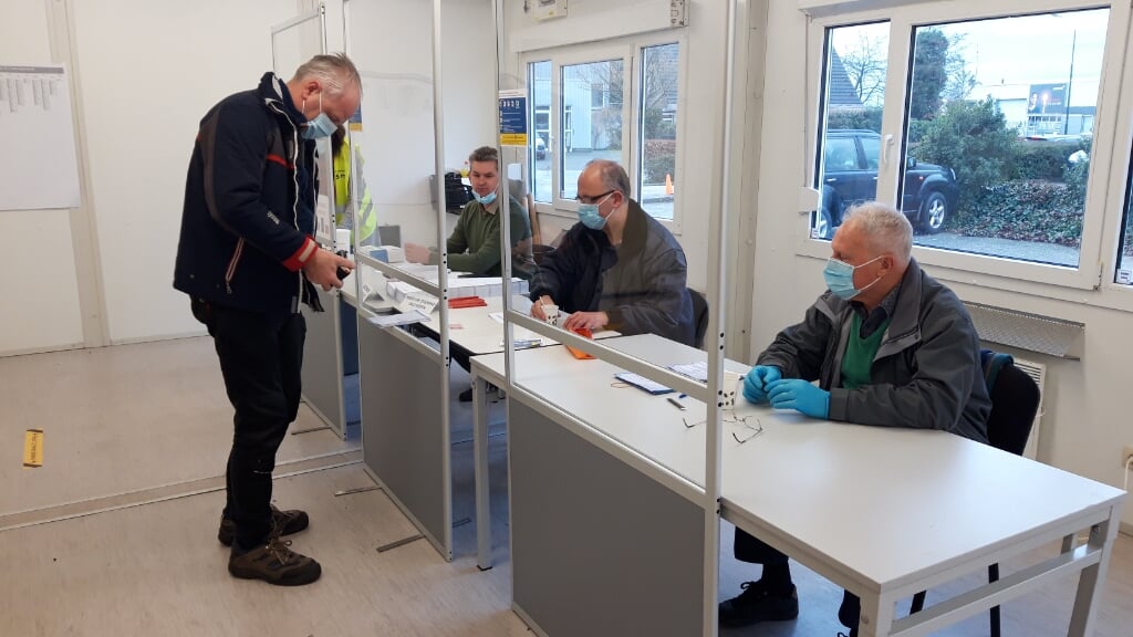 Perry Verbruggen meldde zich gisterochtend een halfuur na opening van het stembureau aan de Schouwrooij. (Foto: Henk van Weert).