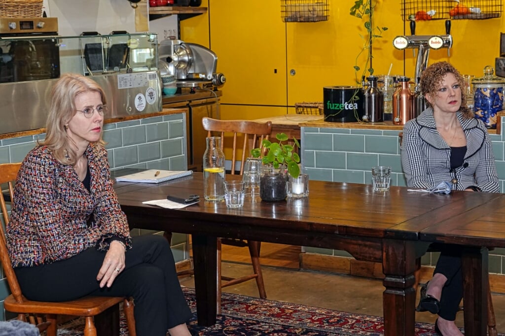 CDA-politici Mona Keijzer (links) en Inge van Dijk zijn in lunchroom Deegeluk in gesprek met Boxtelse ondernemers. (Foto: Albert Stolwijk).