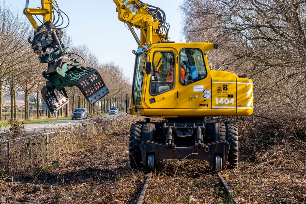 Met behulp van zwaar materieel, dat met extra wielen over de rails kan rijden, wordt het woekerende groen rond het Duits Lijntje teruggedrongen. (Foto: Peter de Koning).