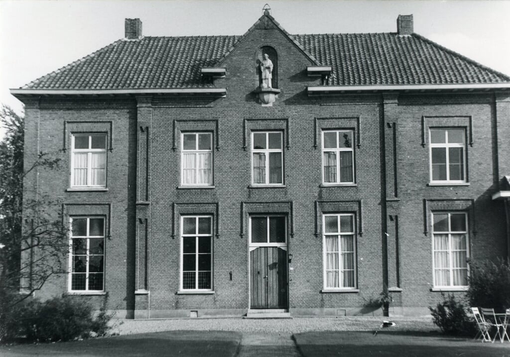 In 1966, een eeuw na hun komst, vertrokken de zusters JMJ uit het Gemondse Odulphusklooster aan de Sint-Lambertusweg. Later werd het gebouw jarenlang door de Sint-Lambertusparochie verhuurd aan meubelzaak RuGé. In de zomer van 1982 brak er brand uit in het pand, waarschijnlijk als gevolg van kortsluiting. Twee jaar later werd het Sint-Odulphusklooster gesloopt en ontstond ruimte voor de bouw van woningen aan de Pastoor Van Kesselhof. (Archieffoto's: Piet van Oers). .