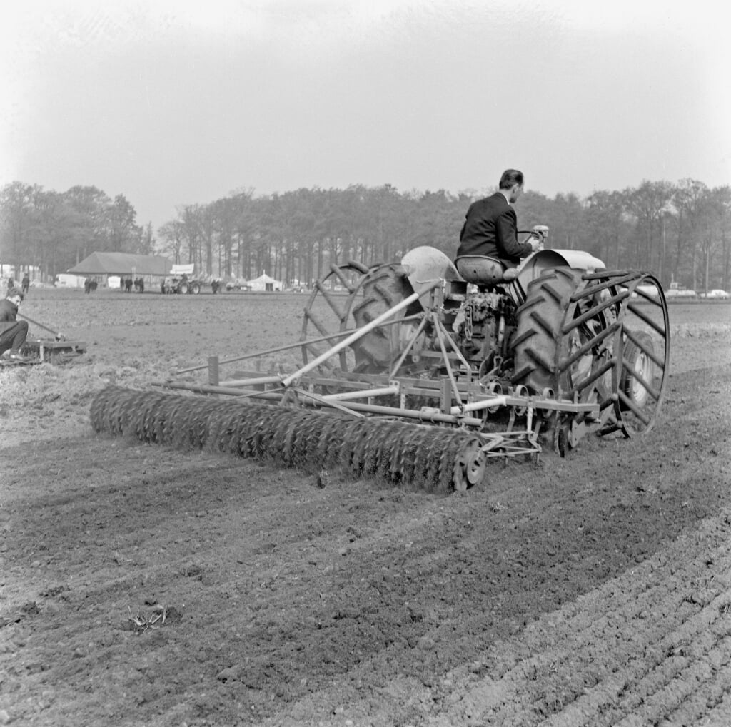 Deze boer is aan het werk met een triltandcultivator met vorenpakkers. De tractor heeft definitief zijn intrede gedaan, al zijn ze nog niet zo reusachtig als de modellen van nu. Liempde, 1970.