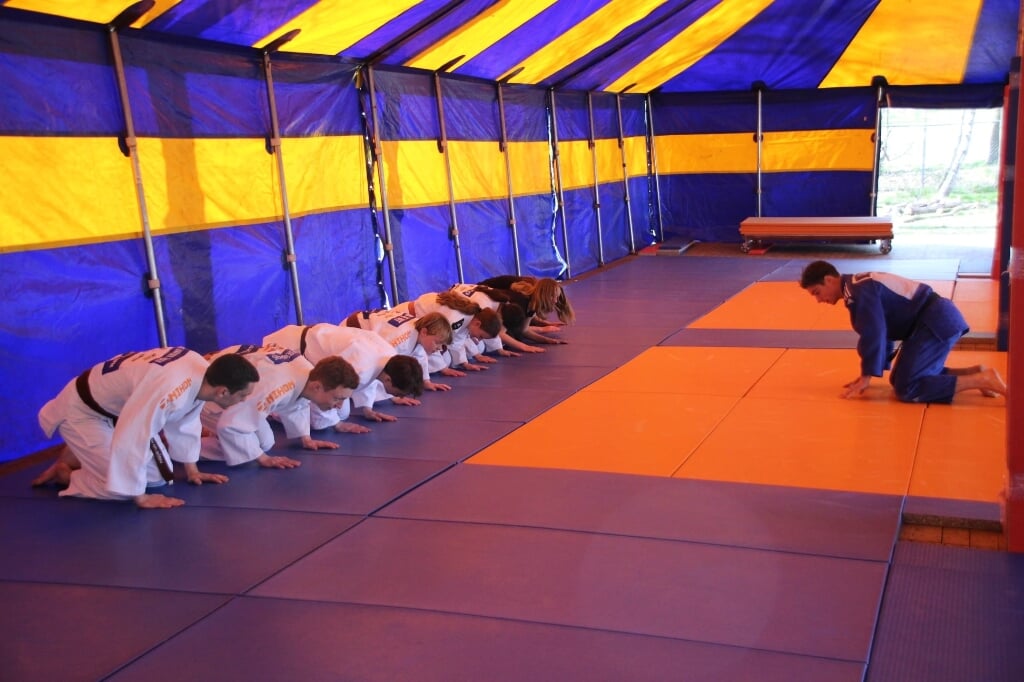 Judoclub Liempde traint voor het eerst in de tent die nu bij Pius X staat. (Foto: eigen collectie).