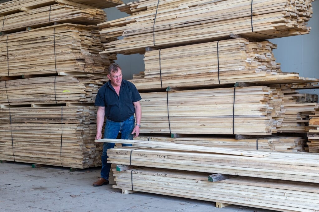 Veehouder Tiny van de Vleuten uit Gemonde bouwt zijn bedrijf af en gaat verder in de houtsector. 