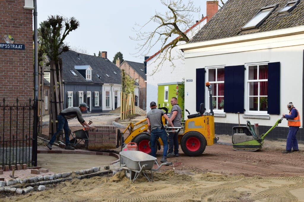 Beeld van de werkzaamheden aan het begin van de Leunisdijk, ter hoogte van de T-splitsing bij de Dorpsstraat. 