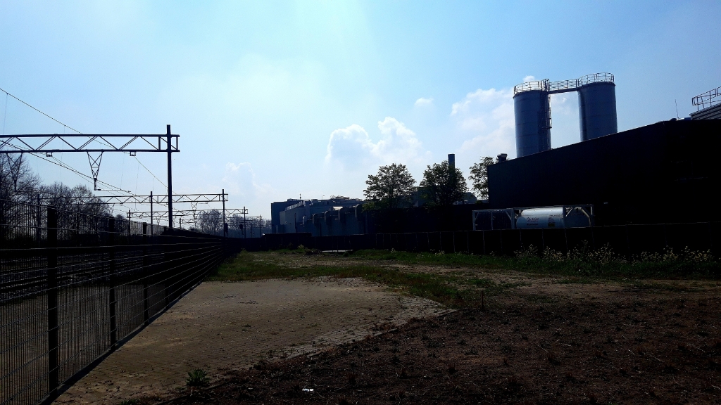 Afgelopen zaterdag op het terrein van varkensslachterij Vion twee ruim achttien meter hoge silo's geplaatst. Ze vormen een buffer voor de aanvoer te zuiveren afvalwater. De foto is genomen op het terrein tussen zuiveringsbedrijf HydroBusiness aan de Van Salmstraat en de spoorlijn Boxtel-Best. 
