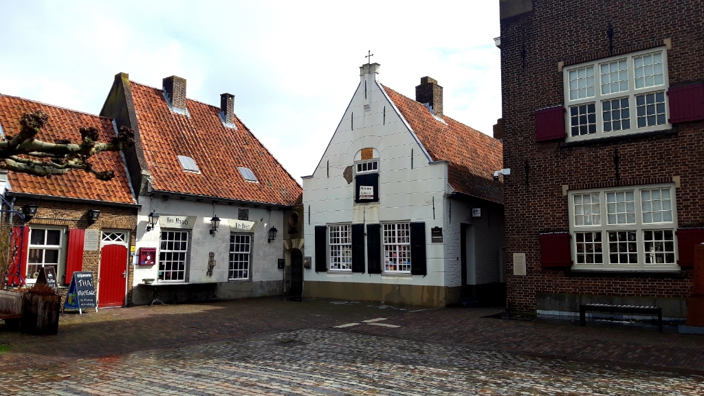 Het in 1646 gebouwde Hofje naast het gemeentehuis aan de Markt werd rond 1990 gerestaureerd. Sindsdien was de VVV er gevestigd. Nu staat het te huur. (Foto's: Henk van Weert).