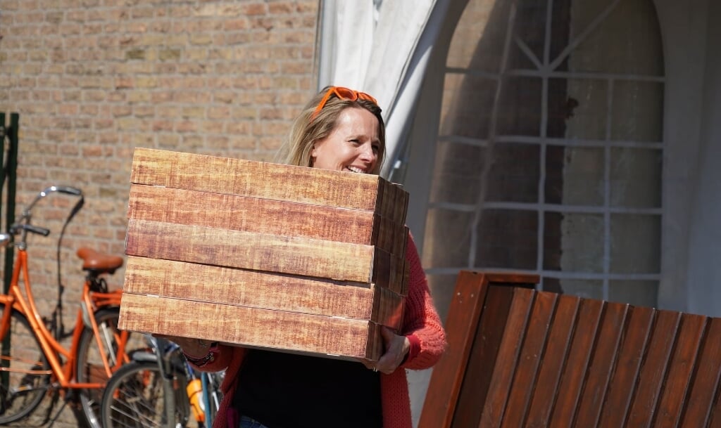 Hele stapels met lunchboxen gaan richting inwoners van Esch die een koninklijke onderscheiding hebben. (Foto: Edwin Diependaal, Prikbord Esch).