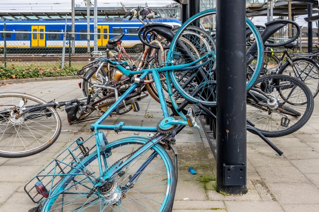 In en rond de fietsenstalling aan de Ladonkzijde van het Boxtelse NS-station zijn vernielingen aan de orde van de dag, meldt Guus Buchrhornen uit Lennisheuvel. (Foto: Peter de Koning).