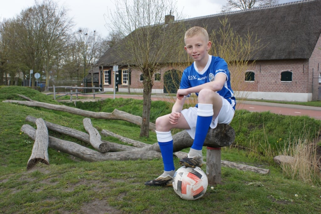 Dré de Bie poseert nabij de Kinderboerderij in Boxtel-Oost, vlakbij zijn huis. De jonge voetballer blijft ook de komende seizoenen verbonden aan de jeugd van FC Den Bosch. (Foto: Marc Cleutjens). 