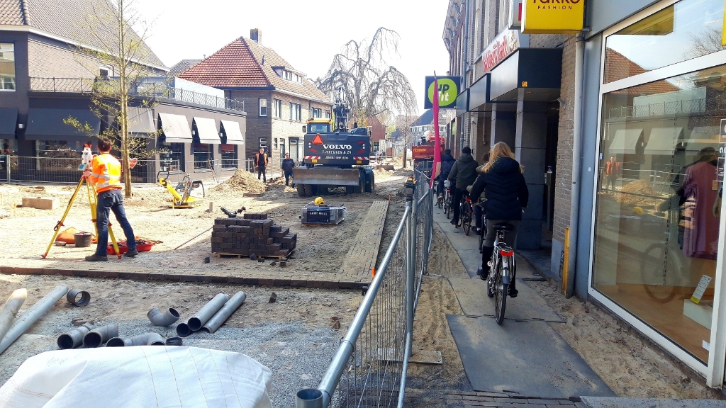 Maandag werd het oude plaveisel verwijderd op de T-splitsing met de Rozemarijnstraat. Fietsers wordt verzocht af te stappen, maar dat doen ze lang niet allemaal, zo is te zien op deze foto die gistermiddag werd gemaakt. 