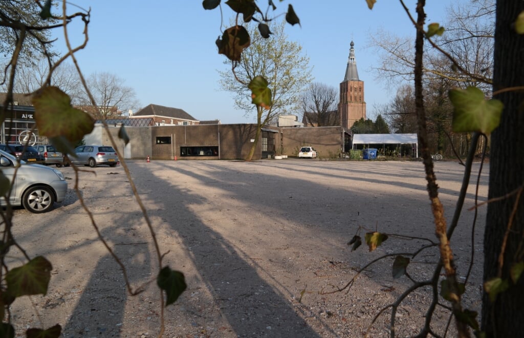 Het terrein achter garagebedrijf Van den Udenhout aan het Molenpad in Boxtel is afgelopen weken ontdaan van bosschages . Bovendien is het geëgaliseerd met gebroken puin. 