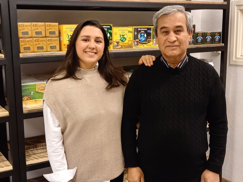 Roya en haar vader Shafi Rahimi beginnen aan de Clarissenstraat 6 Shafi's Versmarkt. (Foto: Jan Hermens)