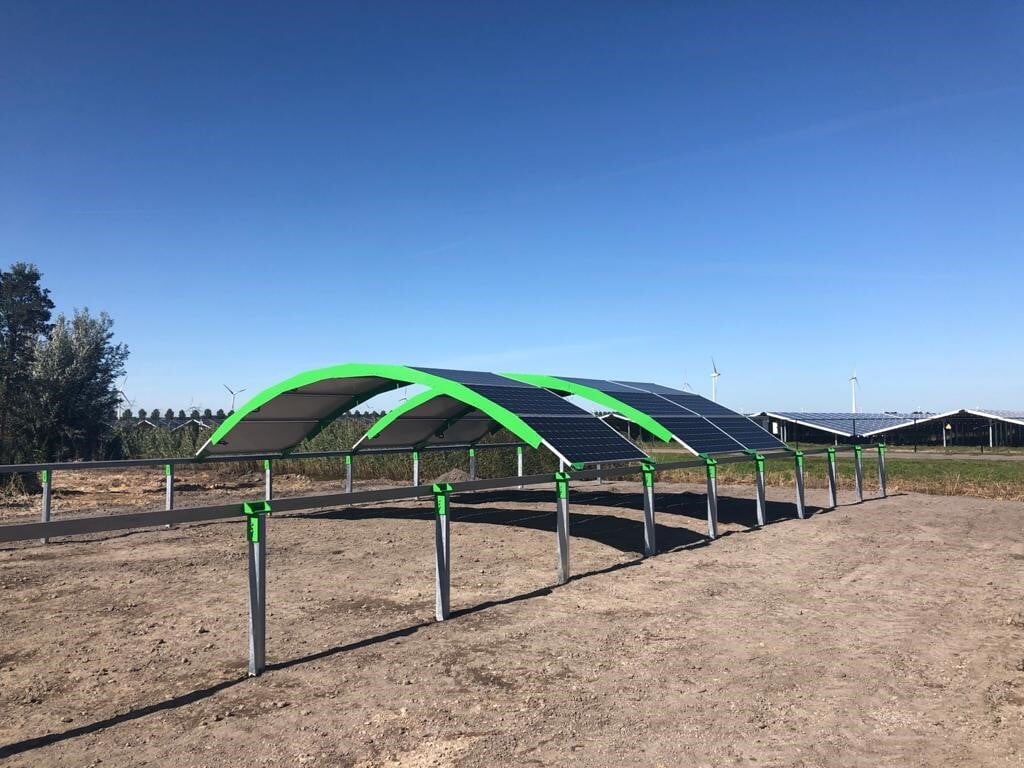 Er wordt sinds begin dit jaar volop geëxperimenteerd in de zonne-energiebranche om landbouw en het opwekken van energie te combineren. (Foto: Sunbiose).