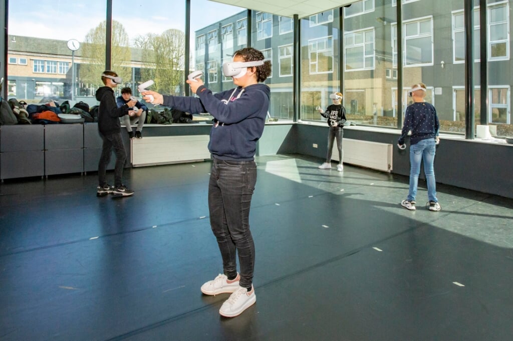 Havo-brugklassers van het Jacob-Roelandslyceum kregen maandagochtend gymles met behulp van een Virtually Reality-bril. (Foto: Bas van den Biggelaar). 