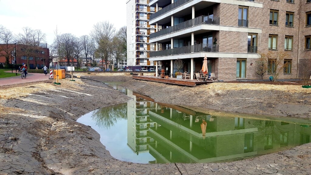 De nieuwe vijver bij Princenlant IV met links de Maastrichtsestraat. Sinds gisteren wordt er grondwater opgepompt. Vanochtend, toen deze foto werd gemaakt, was de waterspiegel al flink gestegen. (Foto: Henk van Weert).