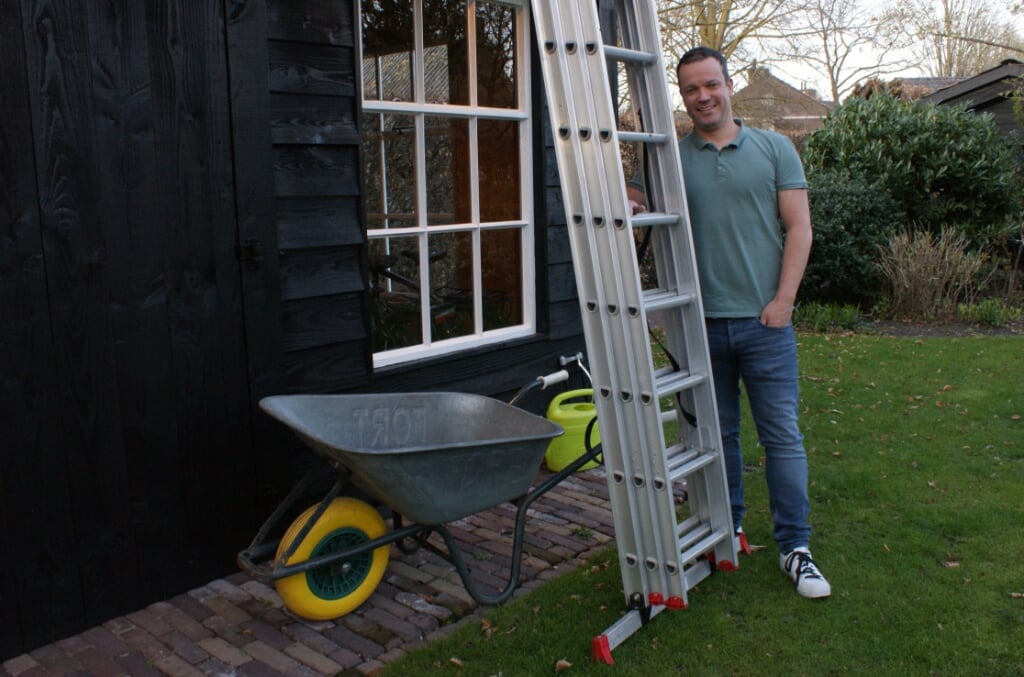 Maarten Voets poseert bij de kruiwagen en de driedelige ladder die hij onder de naam Huurman uitleent in Liempde en omgeving. Zijn initiatief kan rekenen op veel positieve reacties. (Foto: Marc Cleutjens).