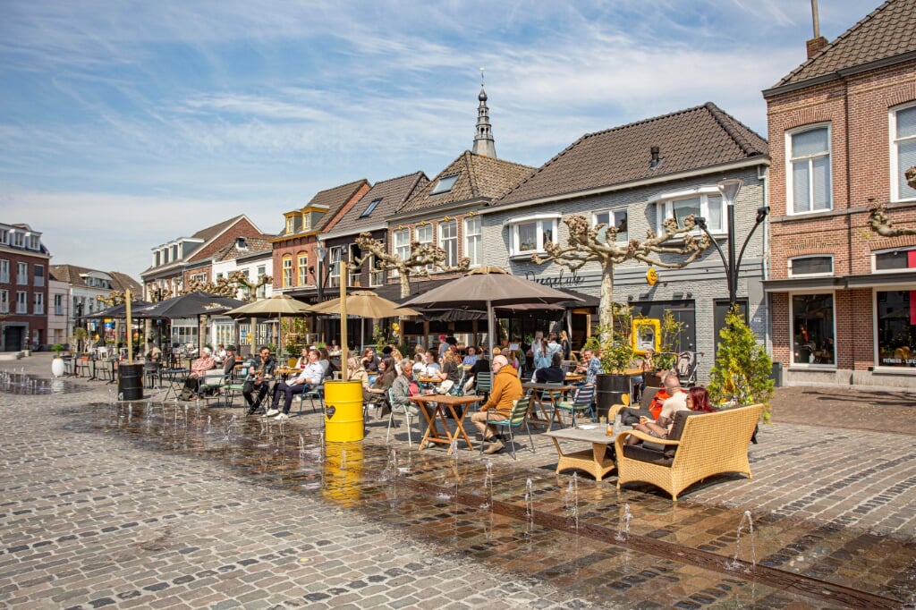 Een vertrouwd beeld is terug op de Markt: terrassen met bezoekers, borrelende fonteintjes en een aangename lentezon. Er is weer leven in de brouwerij. (Foto: Bas van den Biggelaar).