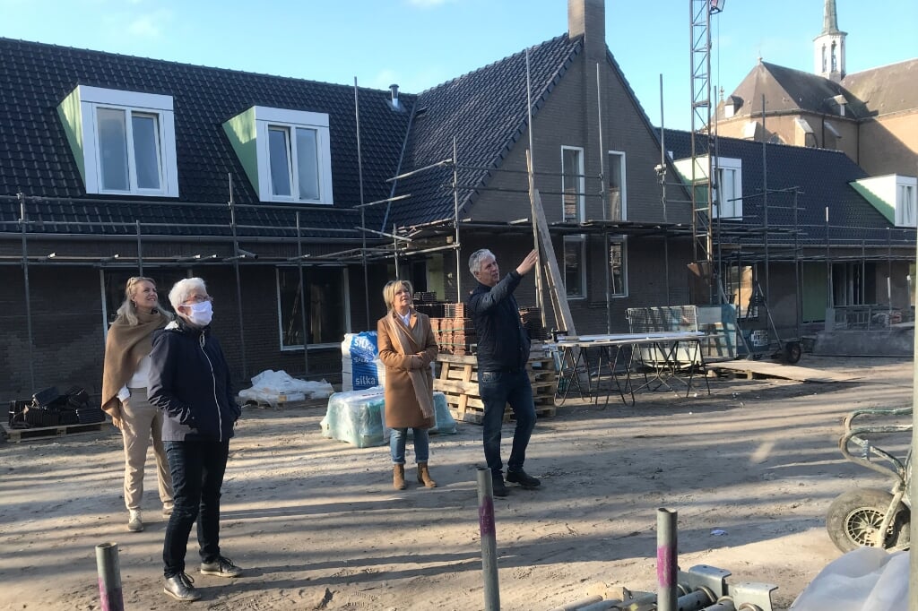Van links naar rechts: Joyce en Bea van den Hoven en Tonnie en Anja van Berkel. Die laatste drie komen te wonen in het hofje aan de Vendelstraat. Alleen nog even de plek van de zonnepanelen bepalen... (Foto: Gerard Schalkx). 