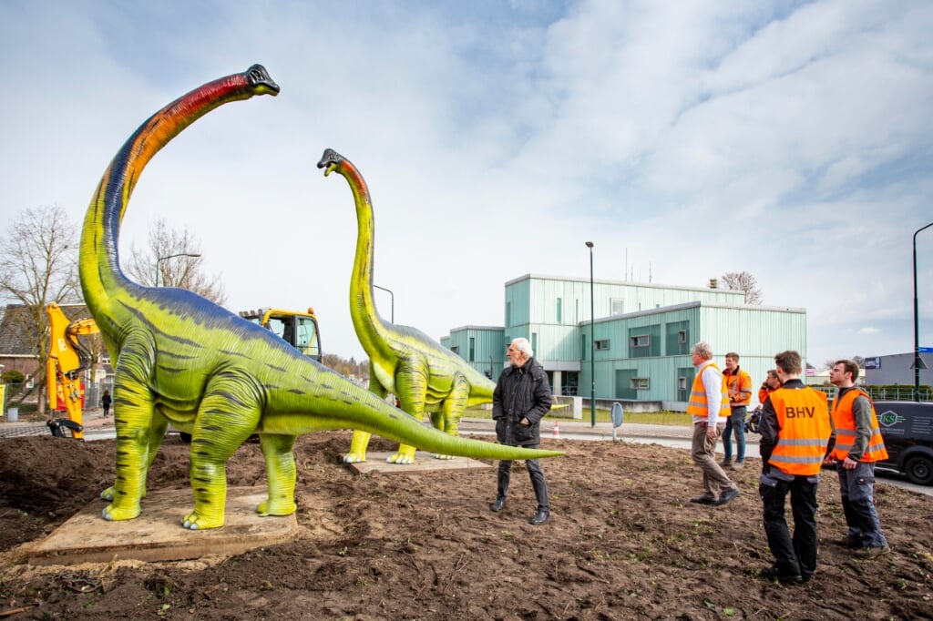 De Europasaurussen staan op hun plek. René Fraaije, directeur van het Oertijdmuseum, bekijkt het resultaat. (Foto: Bas van den Biggelaar).