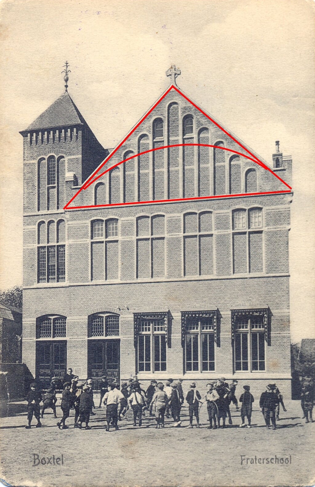 De voormalige jongensschool van de Fraters van Tilburg met de zolder ingetekend. De gebogen lijn geeft aan waar het gewelfde plafond zich bevindt. (Foto: Beeldbank Boxtel).