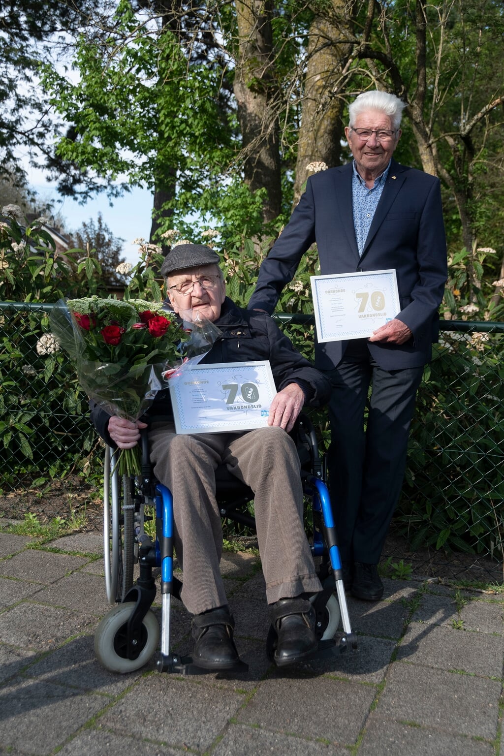 Jo Verberk (links) en Gerard Elissen kregen vorige week een gouden FNV-insigne opgespeld. De twee Boxtelaren zijn zeventig jaar lid van de vakbond. (Foto: Hans Verberk). 