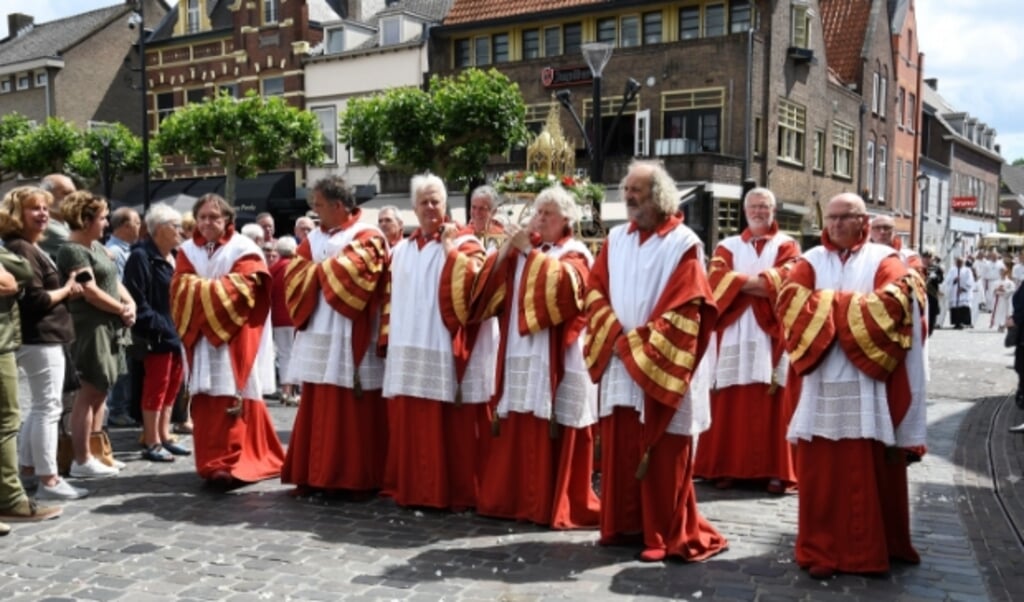 De groep schrijndragers, met links Peter van Zoest, tijdens de processie in 2019.