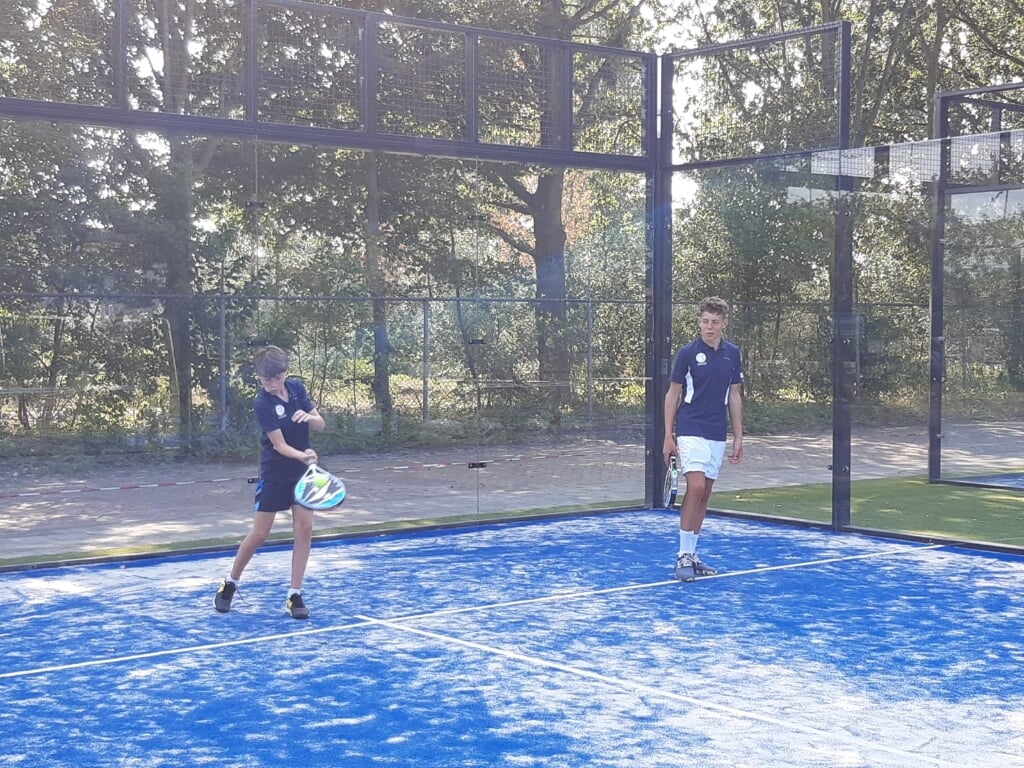 Twee jeugdleden van LTV De Peppelieren beoefenen padel, de snelstgroeiende sport in Nederland. (Foto: eigen collectie).