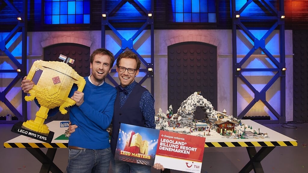Thomas (links) en Roy, winnaars van Lego Masters 2021, beoordelen de inzendingen van BlokjesBazen. (Foto: Nick van Ormondt, RTL).