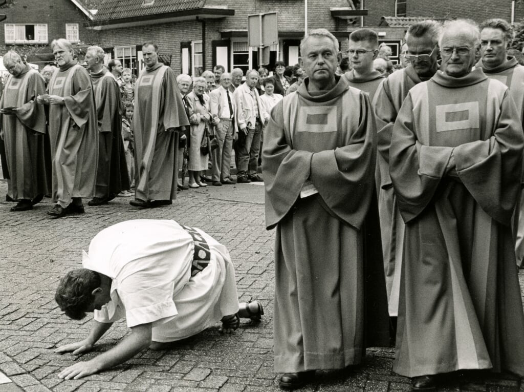 Het voormalige Heilig Hartkoor fungeert als de groep klaagzangers. 