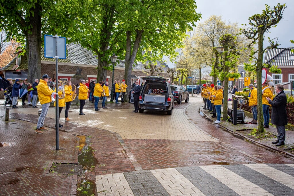 De rouwauto met het stoffelijk overschot van Piet van den Braak hield gisterochtend even halt bij de Bierpomp in hartje Esch. Naast de muzikanten van blaaskapel De Knoestjes betoonden diverse Esschenaren hier de laatste eer. 