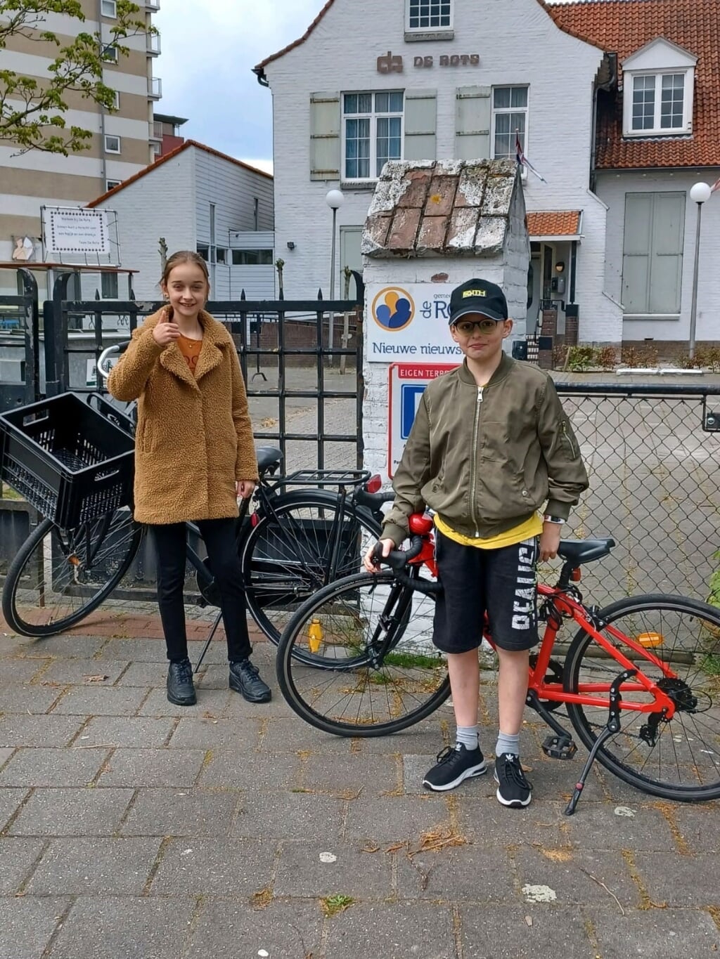 Alicia Swinkels en Jayden van den Boogaard, ook uit groep 7 van de Angelaschool, zijn net klaar met hun ronde voor het fietsexamen. Ze horen maandag of ze zijn geslaagd. (Foto: eigen collectie).