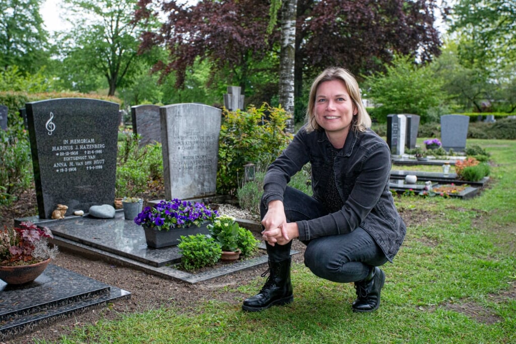 Merel van den Bosch bij het graf van haar overgrootouders; elders hebben ook haar opa en oma een laatste rustplaats gevonden op Munsel. De Boxtelse adviseerde de gemeente over het toekomstbestendig maken van de begraafplaats. (Foto: Bas van den Biggelaar). 