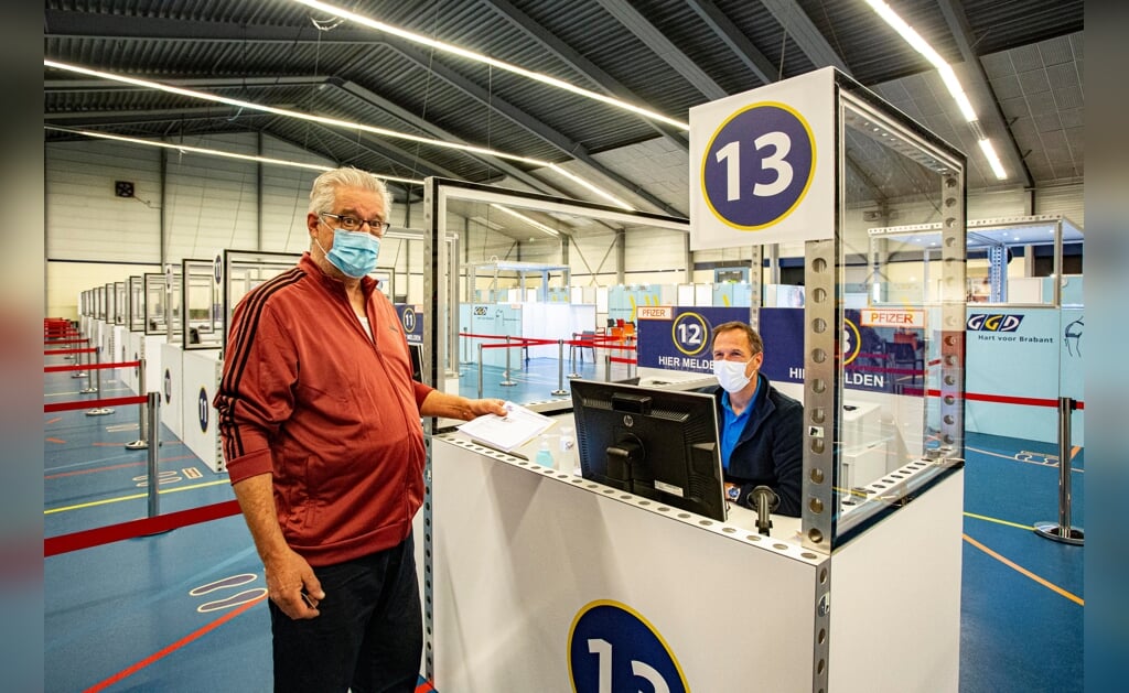 Sjef van Kessel uit Sint-Michielsgestel was gisterochtend een van de mensen die zich liet vaccineren. Er vormden zich geen rijen in De Braken.