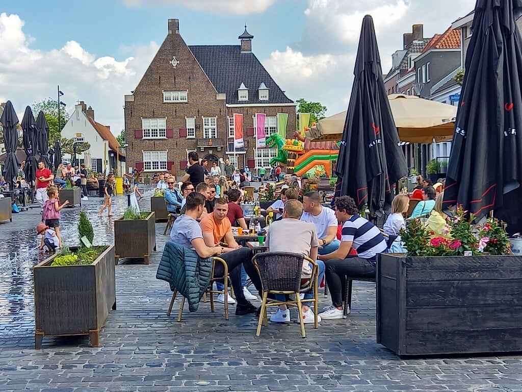 Volle terrassen op de Boxtelse Markt. Nu de zon schijnt en de maatregelen terrasbezoek weer toelaten, zijn de stoeltjes snel bezet. (Foto: Jan Hermens).