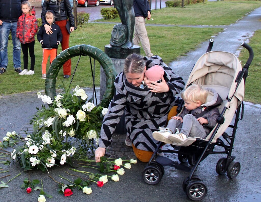 In Liempde legden enkele bezoekers van de dodenherdenking rozen bij het oorlogsmonument. (Foto: Gerard Schalkx). 