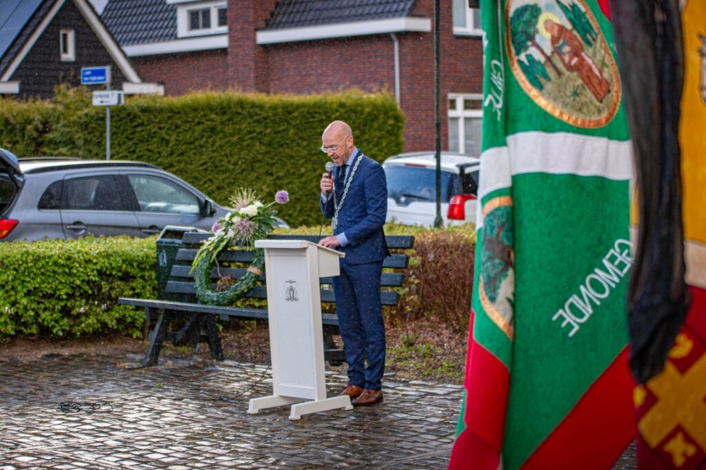 Burgemeester Han Looijen van Sint-Michielsgestel sprak enkele woorden bij de herdenking in Gemonde. (Foto: Bas van den Biggelaar).