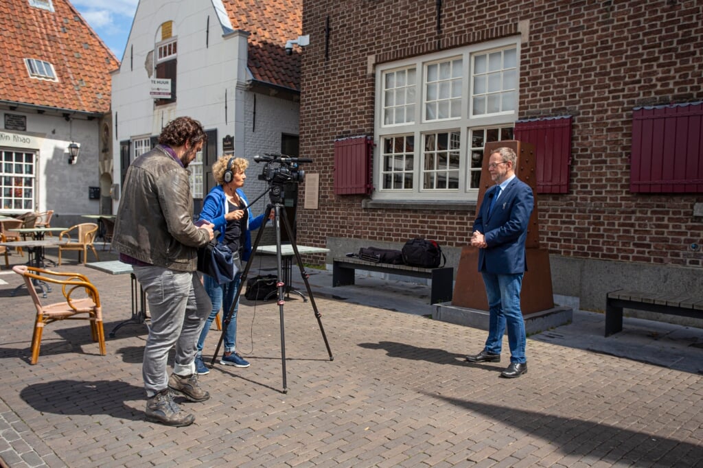 Gedeputeerde Wil van Pinxteren tijdens een opname van een promotievideo voor Ons BC met redacteur Pål Jansen (links) en videomaker Lieke Faber uit Liempde. (Foto: Bas van den Biggelaar)