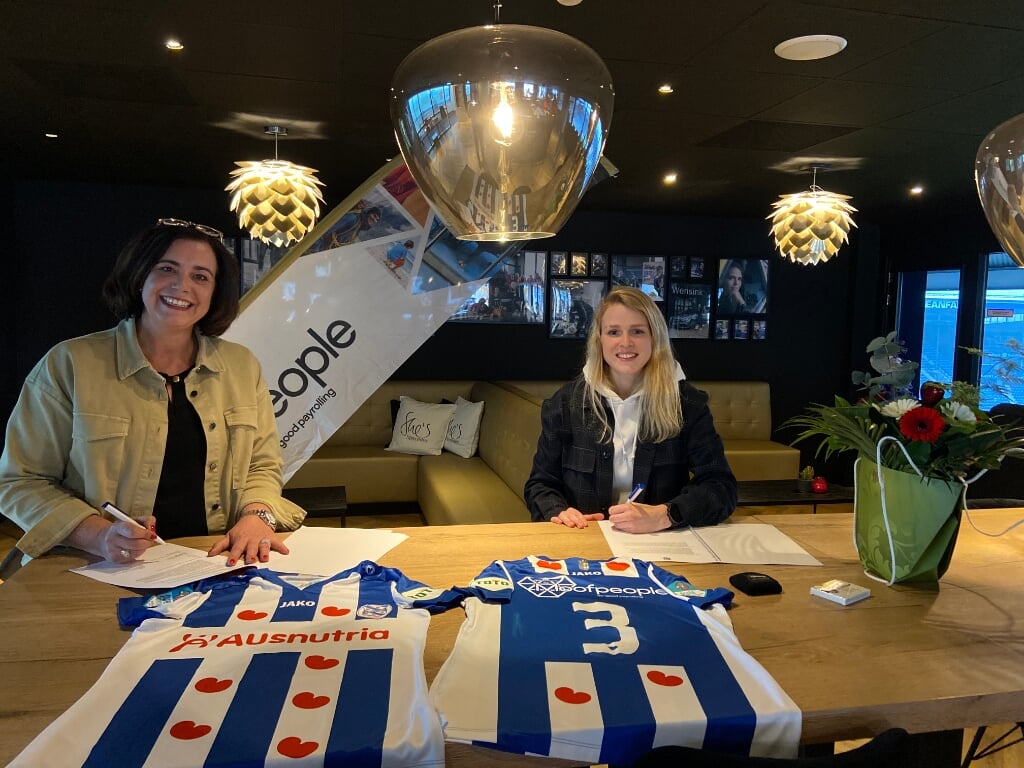 Merel Bormans tekende dit weekend een contract voor een seizoen bij voetbalclub sc Heerenveen. (Foto: sc Heerenveen).