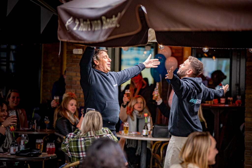 Dat maak je niet vaak mee. Zit je op een terras, wordt je drankje geserveerd door de zangers Marco Borsato en Rolf Sanchez. Het overkwam de mensen gistermiddag bij café 't Hart van Boxtel aan de Markt. (Foto: Bas van den Biggelaar). 