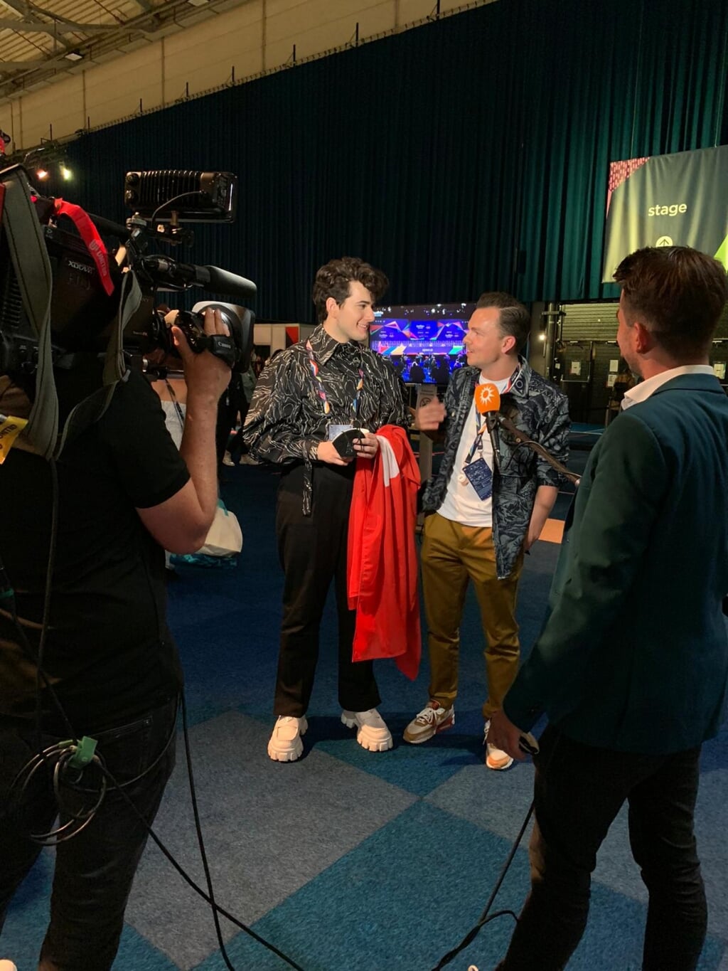 Wouter Hardy (rechts) wordt samen met zanger Gjon Muharremaj van de Zwitserse delegatie geïnterviewd voor het showbizzprogramma RTL Boulevard. (Foto: eigen collectie).