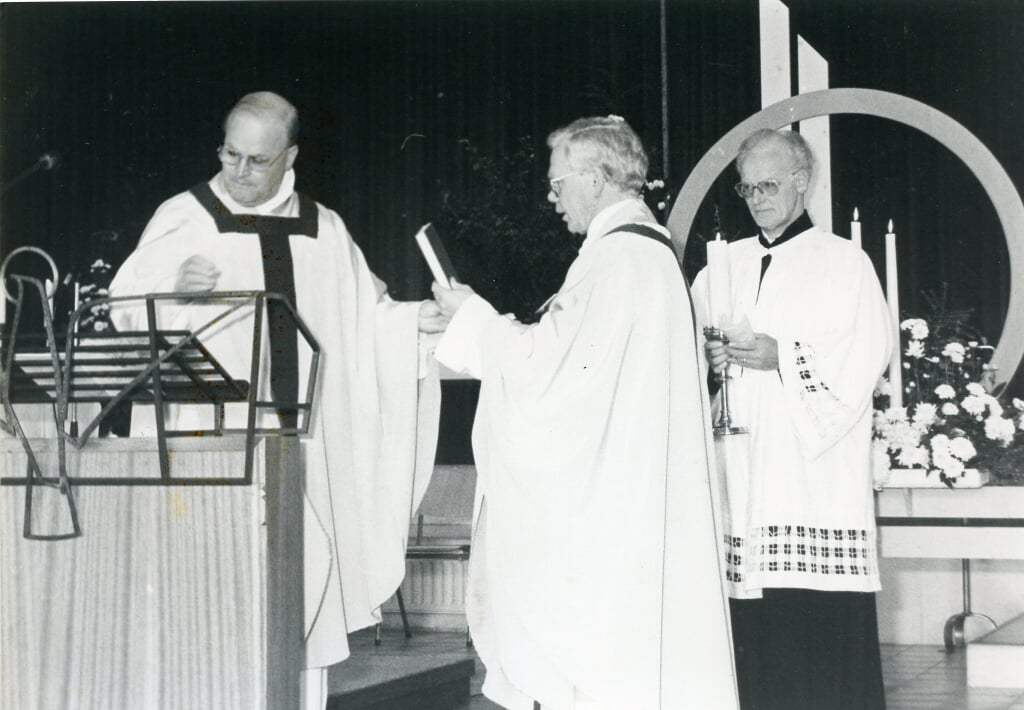 Deken Jos Planken (links) installeert Harry van den Tillaart als pastoor van de toenmalige Maria Reginaparochie. (Foto: Mies den Otter. 1985).