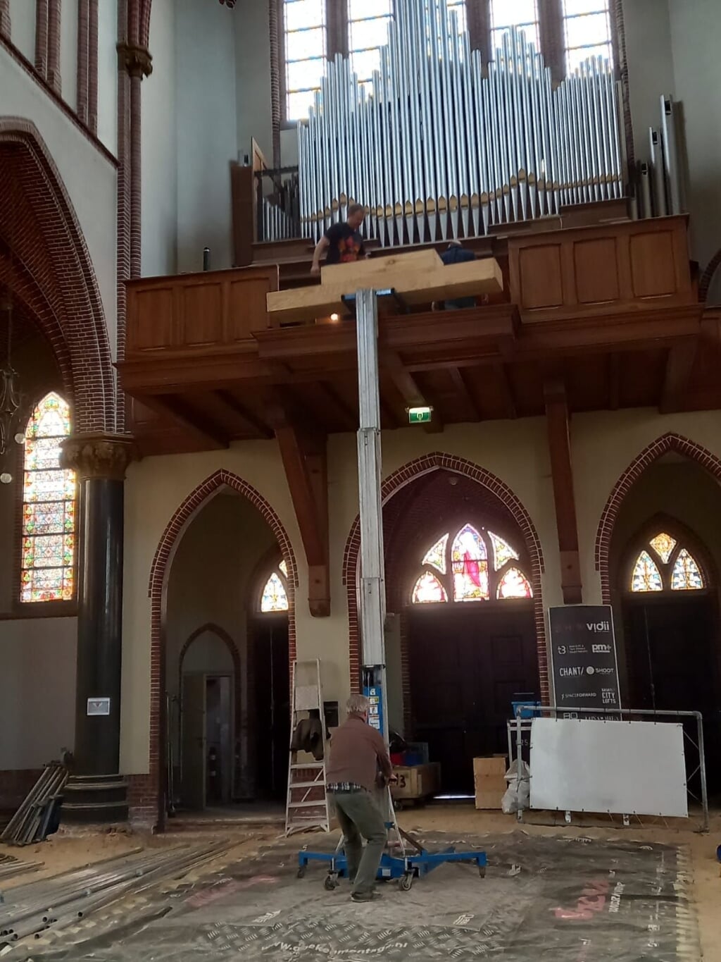 De demontage van het orgel in de voormalige Heilig Hartkerk.