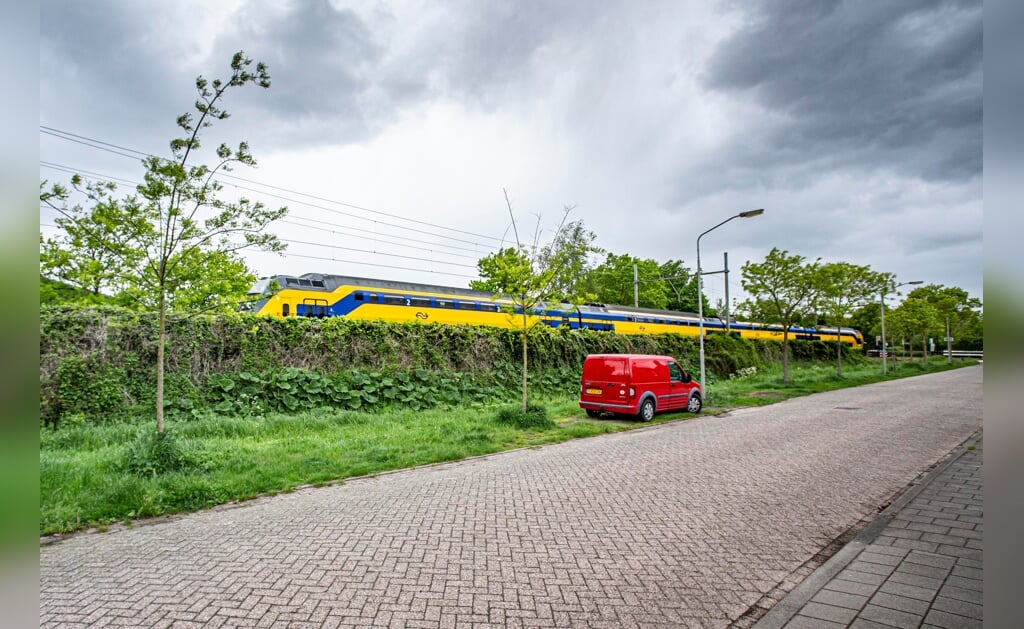 Langs de spoorlijnen in Boxtel verrijzen de komende jaren metershoge geluidsschermen om herrie van passerende treinen in te dammen. Ter hoogte van de Ridder van Cuijkstraat staat zo'n scherm al jaren en dat blijft gehandhaafd.